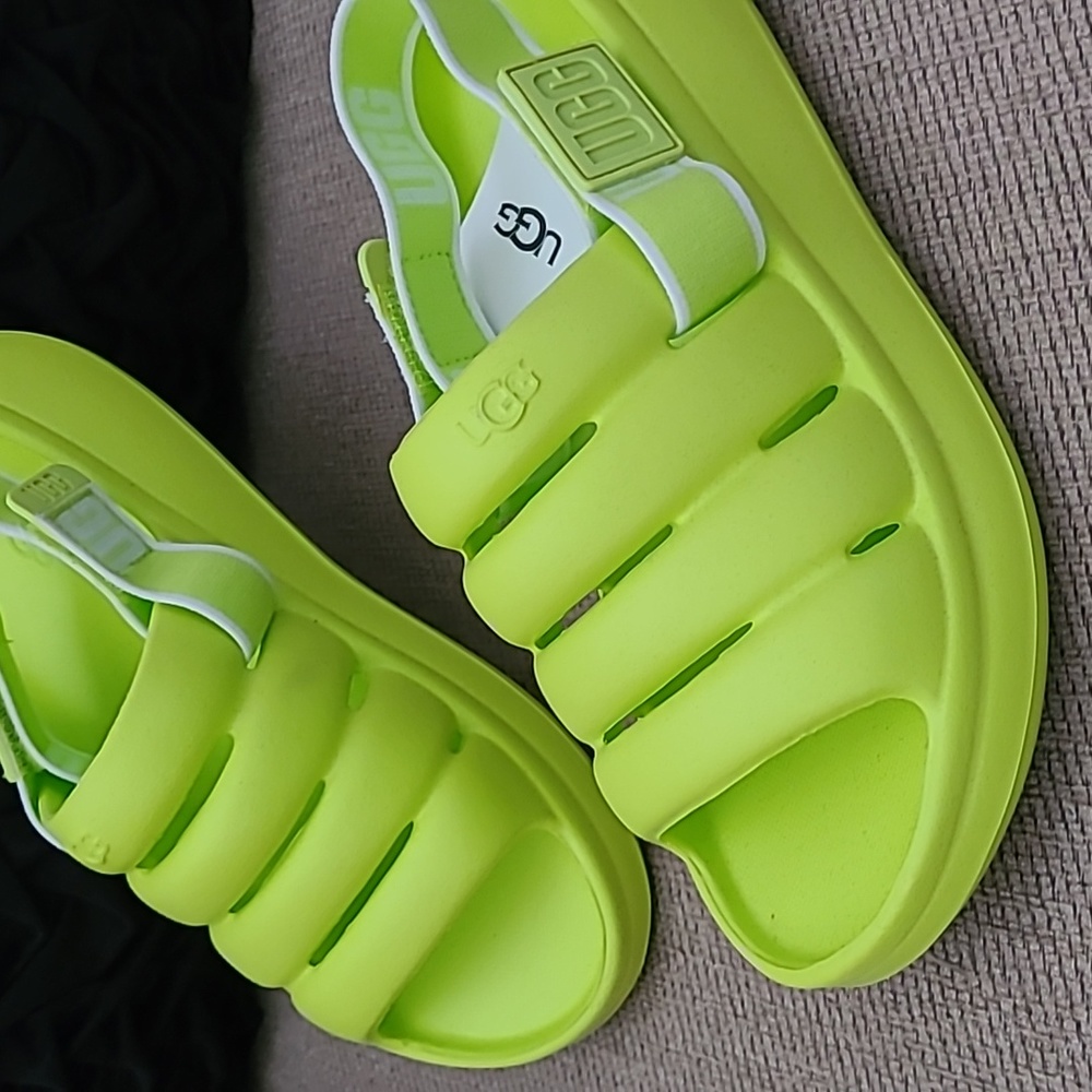 UGG K SPORT YEAH KEY LIME SLIDE SANDALS